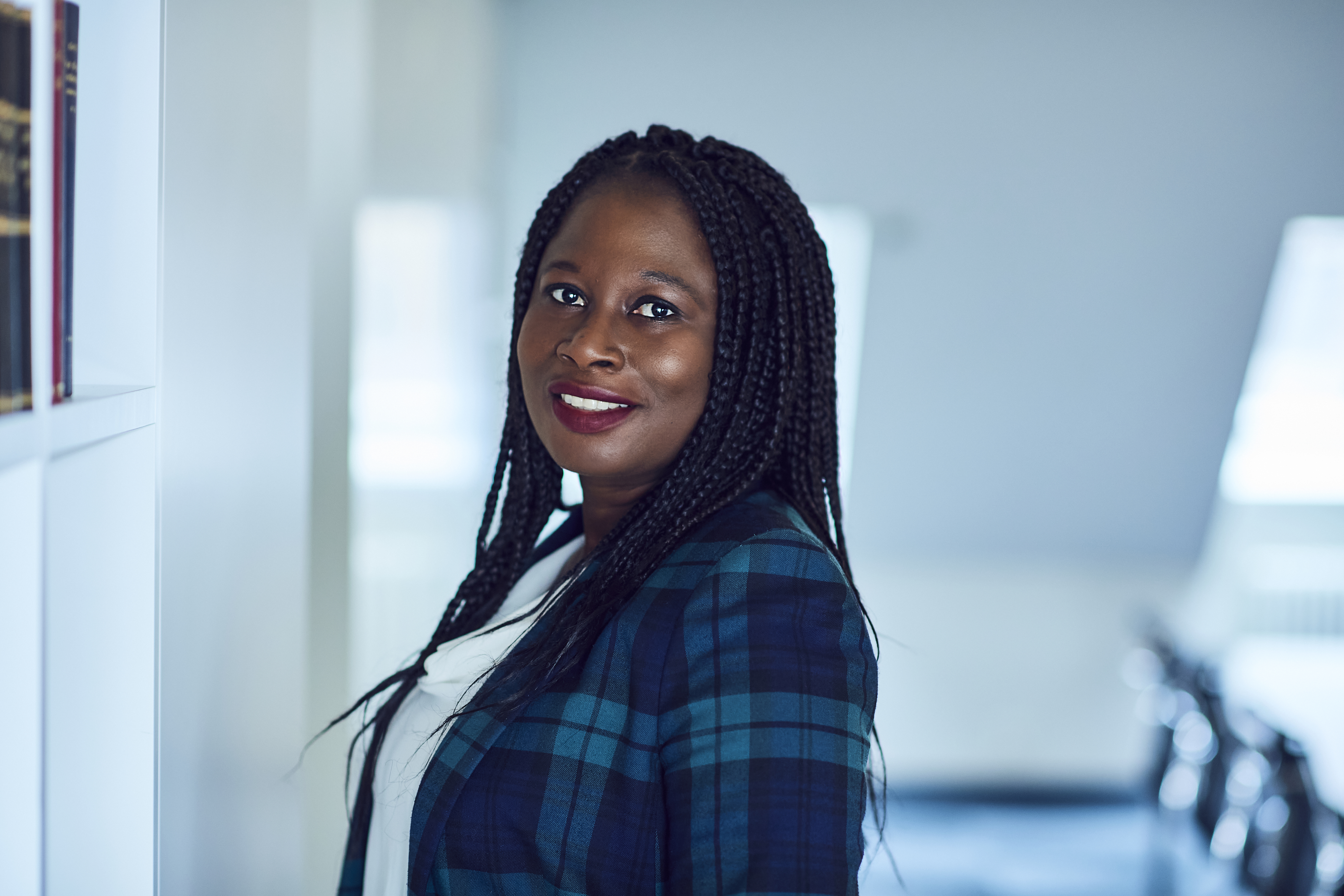 Connie Amoateng, Beglaubigungsdienst