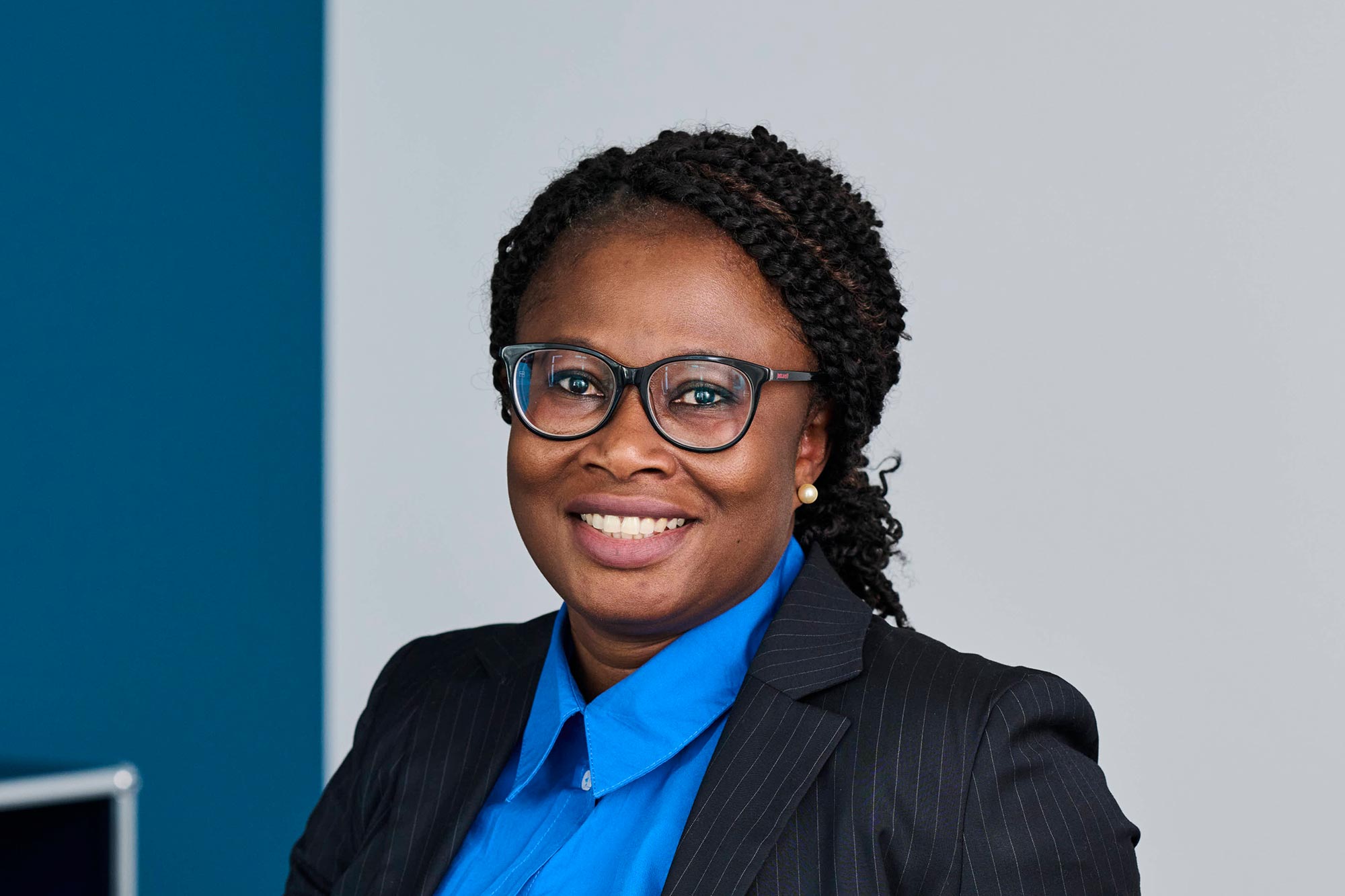 Connie Amoateng, Beglaubigungsdienst